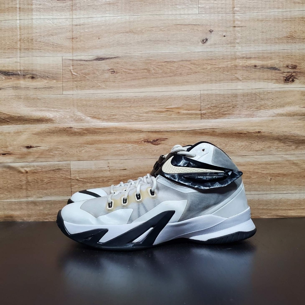 Nike LeBron Zoom Soldier 8 TB White Black Sneakers Men's Size 9 - Picture 2 of 12